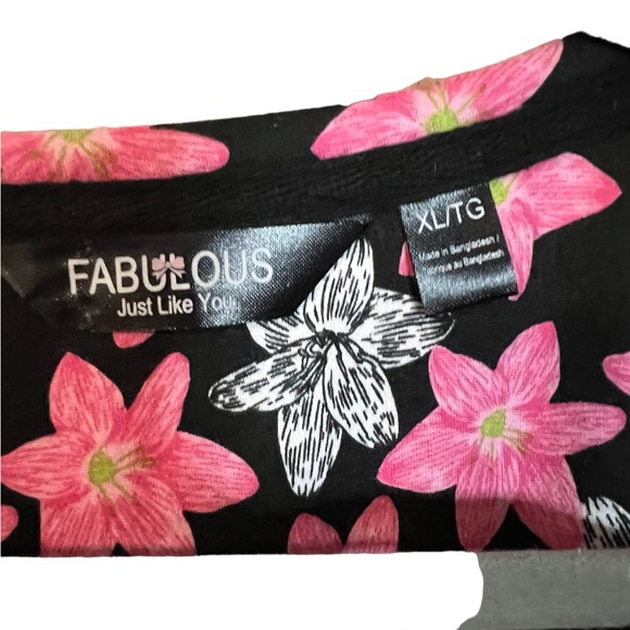 A pair of Fabulous floral pajama set  in size extra large - Picture 7 of 10